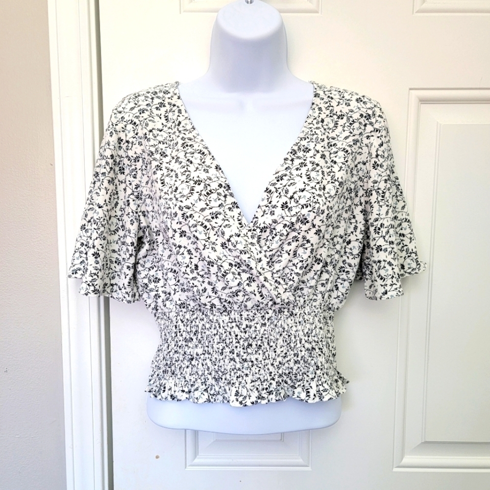 Melrose And Market V Neck Ruched Flutter Sleeve Floral Print Crop Top Size S